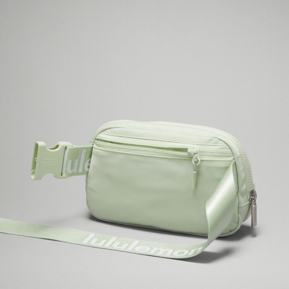 ❤️ Lululemon Everywhere Belt Bag Wordmark Kohlrabi Green/White NWT - Picture 7 of 12
